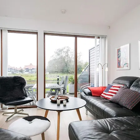 Iv Apartment *